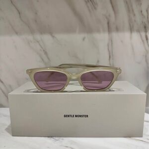 Gentle Monster Loti Sunglasses - Ivory Purple